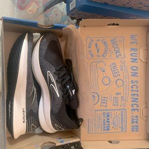 New in Box Women’s Brooks Levitate 5 Stealth Fit
